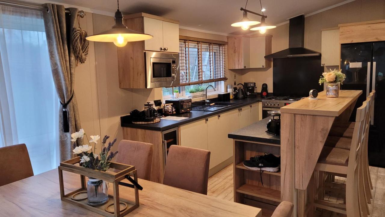 מילפורד און סי Luxury Lodge On Edge Of New Forest And 800M From Sea Entertainment And Leisure Passes Included מראה חיצוני תמונה