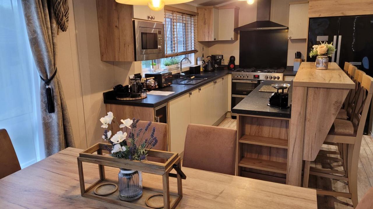 מילפורד און סי Luxury Lodge On Edge Of New Forest And 800M From Sea Entertainment And Leisure Passes Included מראה חיצוני תמונה