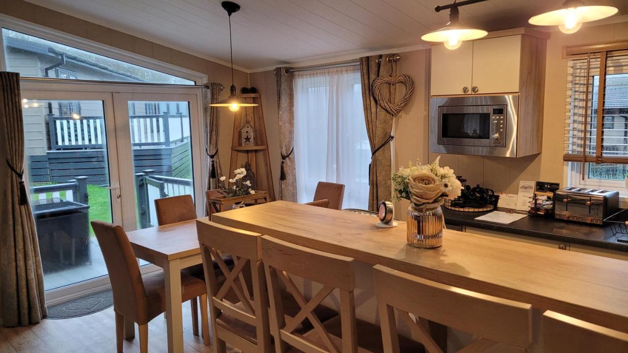 מילפורד און סי Luxury Lodge On Edge Of New Forest And 800M From Sea Entertainment And Leisure Passes Included מראה חיצוני תמונה